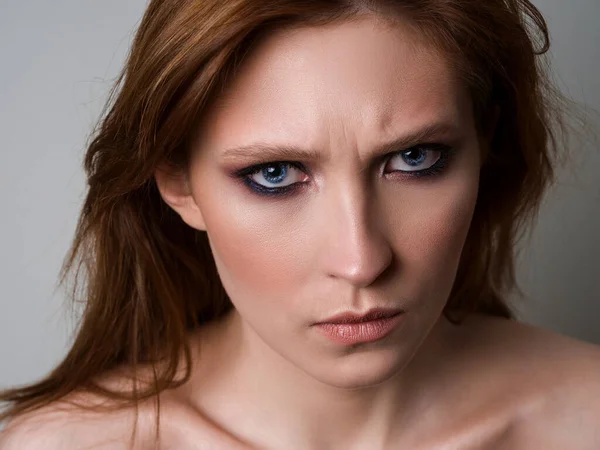 Hermosa Modelo Mujer Con Maquillaje Elegante Glamour Headshot —  Fotos de Stock