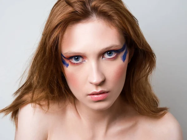 Hermosa Modelo Mujer Con Maquillaje Elegante Glamour Headshot —  Fotos de Stock
