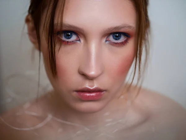Şık Makyajlı Güzel Bir Kadın Model Parlak Vesikalık — Stok fotoğraf