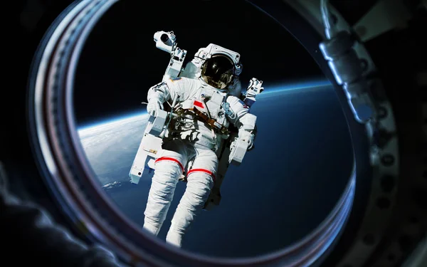 De planeet van de aarde en astronaut in de ruimte schip venster Patrijspoort. Elementen van dit beeld ingericht door Nasa — Stockfoto