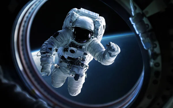 De planeet van de aarde en astronaut in de ruimte schip venster Patrijspoort. Elementen van dit beeld ingericht door Nasa — Stockfoto