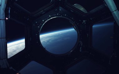 Dünya gezegeni uzay gemisinin pencere penceresinde. Bu görüntünün elementleri NASA tarafından desteklenmektedir