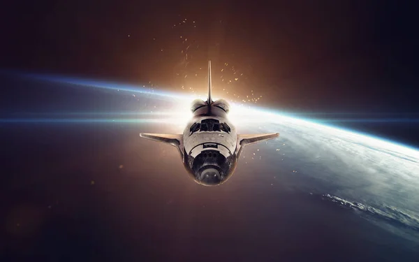 Διαστημικό λεωφορείο απογειώνεται σε μια αποστολή. Στοιχεία αυτής της εικόνας που παρέχονται από τη NASA — Φωτογραφία Αρχείου