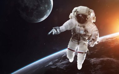 Uzay yürüyüşünde cesur bir astronot. Uzaydaki insanlar. Bu görüntünün elementleri NASA tarafından desteklenmektedir