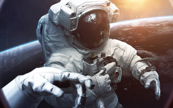 美しい青い地球を見る勇敢な宇宙飛行士 宇宙人だ Nasaによって提供されたこの画像の要素 — ストック写真