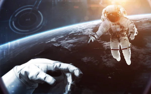Astronauti Coraggiosi Che Guardano Bellissima Terra Blu Persone Nello Spazio — Foto Stock