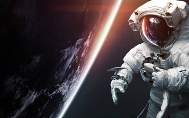 Uzay yürüyüşünde astronot. Bilim kurgu sanatı. Bu İm ögeleri