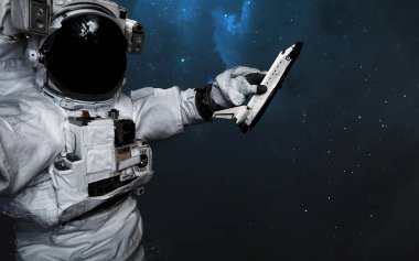 Elinde oyuncak Mekiği olan bir astronot. Bilim kurgu sanatı. Ele