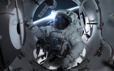 Dünya yörüngesindeki uluslararası uzay istasyonunda astronot.