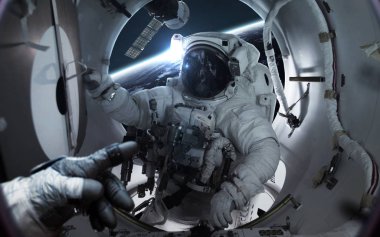 Dünya yörüngesindeki uluslararası uzay istasyonunda astronot.