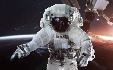 Dünya yörüngesinde astronot ve arkasında Uzay istasyonu var. Elem