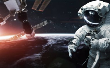 Gezegenimize yörüngeden ve uzay yürüyüşündeki astronotlara bakın. E