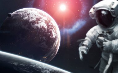 Uzay boşluğunun derinliklerinde astro ile birlikte harika güzel gezegenler.