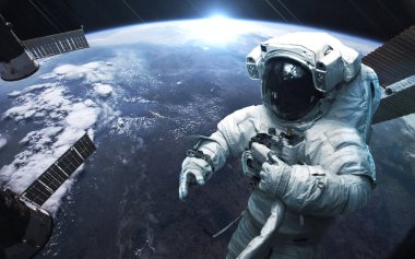 Dünya yörüngesindeki astronot. Fevkalade bilim kurgu.