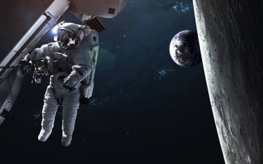 Astronot Ay yörüngesinde. Bilim kurgu duvar kağıdı. Ögeler 