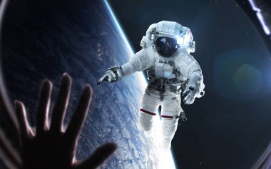 Kadın uzay gemisi penceresinden astronotlara bakıyor. Element