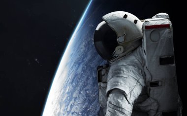 Astronot uzaya bakar. Uzay yürüyüşü. Bu resim parçasının ögeleri