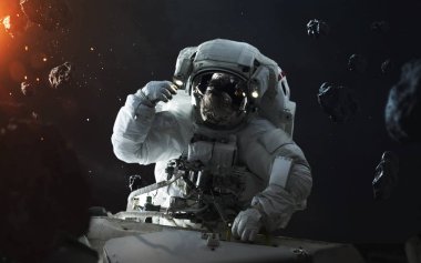 Astronot asteroit alanındaki uzay yürüyüşünde. Bu görüntünün ögeleri