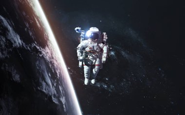 Dünya yörüngesindeki astronot. Bu resim parçasının ögeleri