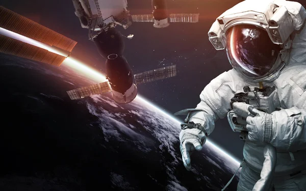 Astronauta en la caminata espacial contra la estación espacial internacional. ¡Scie! —  Fotos de Stock