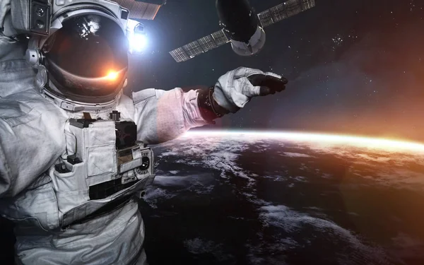 Astronauta na caminhada espacial contra a estação espacial internacional. Scie... — Fotografia de Stock
