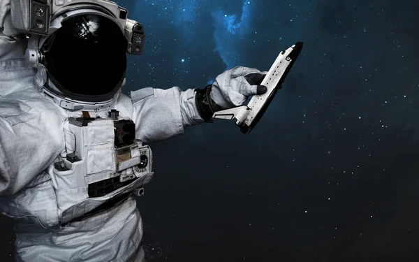 Astronaut met speelgoed Shuttle in zijn hand. Wetenschap fictie kunst. aal — Stockfoto