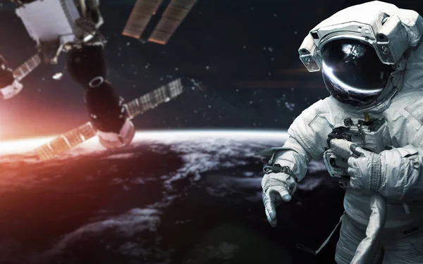 Nézd meg bolygónk a pályára, és űrhajósokat a Spacewalk. E — Stock Fotó