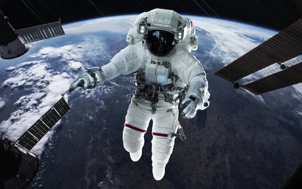 지구 궤도에 있는 우주비행사. 멋진 공상 과학 소설 — 스톡 사진