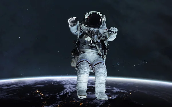 Астронавт на орбіті планети Земля. Чудова наукова фантастика — стокове фото
