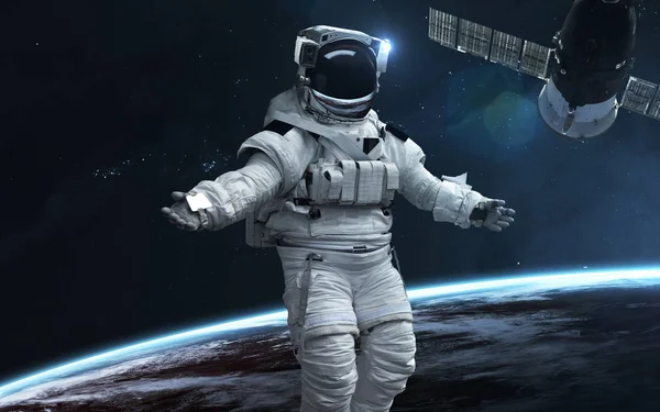 Astronaut vid jordens omloppsbana. Science fiction tapet. Inslag i — Stockfoto