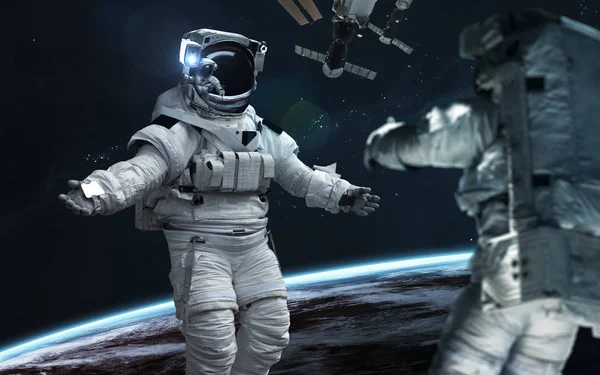 Astronaut vid jordens omloppsbana. Science fiction tapet. Inslag i — Stockfoto