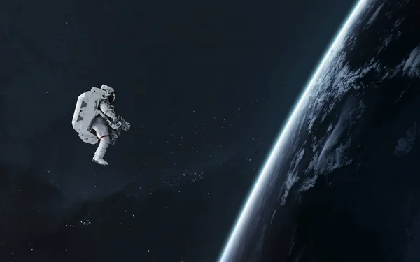 Astronaute en orbite autour de la planète Terre, EVA, image de science-fiction. Ele — Photo