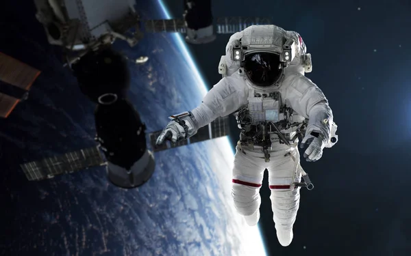 Űrhajós megjavítja az űrállomást a Föld bolygó körüli pályán. Elemek — Stock Fotó