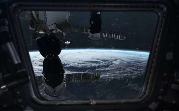 Estação espacial a orbitar o planeta Terra. Elementos desta imagem furn — Fotografia de Stock