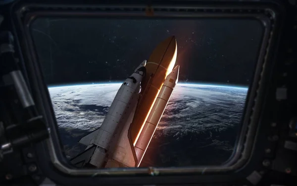 Naveta spațială aproape de stația spațială de pe orbita Pământului. Elemente de — Fotografie, imagine de stoc