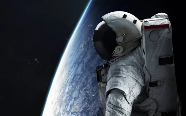 Astronauta patrzy w kosmos. Spacer kosmiczny. Elementy tego pieca obrazu — Zdjęcie stockowe