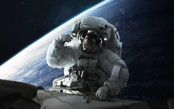 Αστροναύτης σε διαστημική βόλτα στη γήινη τροχιά. Στοιχεία αυτού του ιμάντα — Φωτογραφία Αρχείου