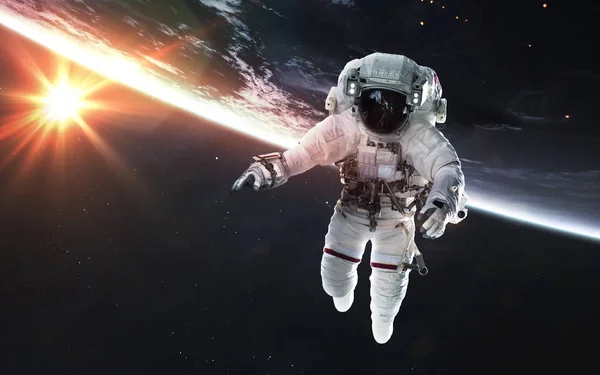 Astronaut at the Earth planet orbit. Elements of this image furn — Stock Photo, Image