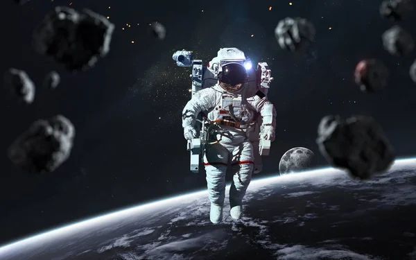 Astronaute à la sortie spatiale dans un champ d'astéroïdes. Éléments de cette image — Photo