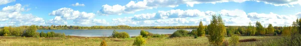 Rosyjski naturalny krajobraz w jesieni (panorama). — Zdjęcie stockowe