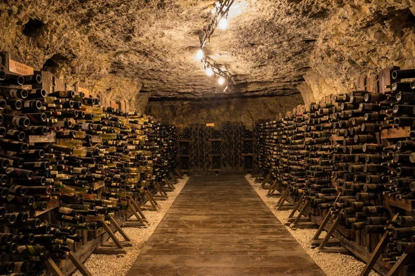 Wijnkelder met oude wijn flessen — Stockfoto