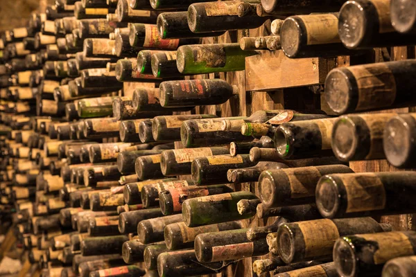 Vinkällare med gamla vinflaskor — Stockfoto