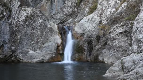 Cascade sur les rochers 