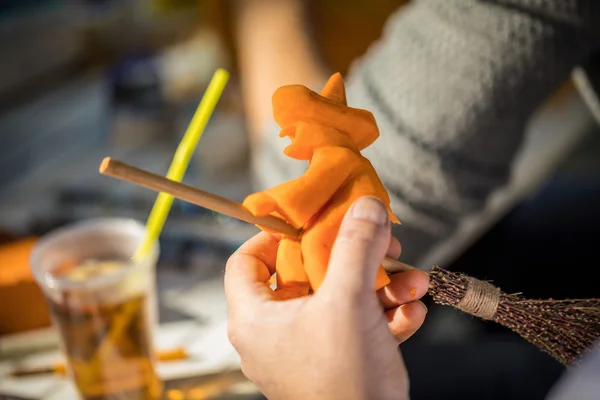 Halloween pumpkin carving — Stockfoto