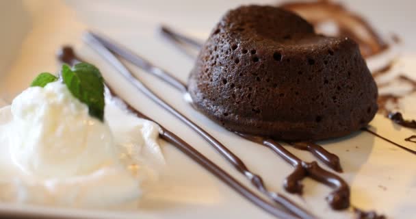 Шоколадный пирог со сливками — стоковое видео
