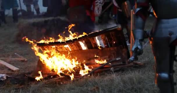 Caballero medieval quemado pueblo — Vídeo de stock