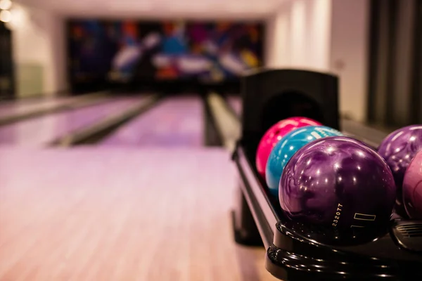 Μπάλες bowling σε παιχνίδι μπόουλινγκ — Φωτογραφία Αρχείου