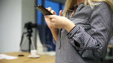 bir akıllı telefon kullanan iş kadın