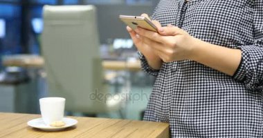 bir akıllı telefon kullanan iş kadın