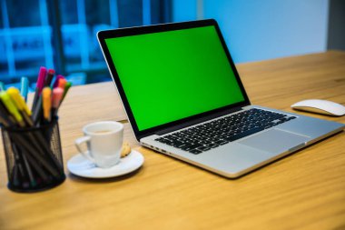 Dizüstü bilgisayarda çalışma yer Masası